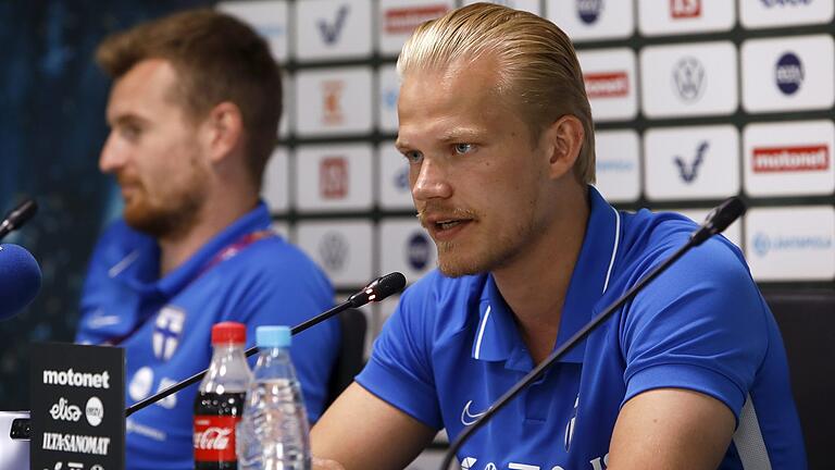 Fußball EM - Pressekonferenz Finnland       -  Erklärte Freunde des Gerstensaftes: Finnlands Trowart Lukas Hradecky (l) und Joel Pohjanpalo.