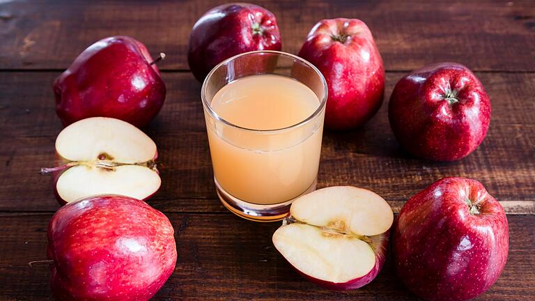 Naturtrüber Apfelsaft       -  Viele naturtrübe Apfelsäfte schnitten bei einer Untersuchung der &bdquo;Öko Test&rdquo; in Bezug auf die Qualität sehr gut ab, aber Umweltaspekte und Pestizidbelastungen trübten das Gesamtbild.