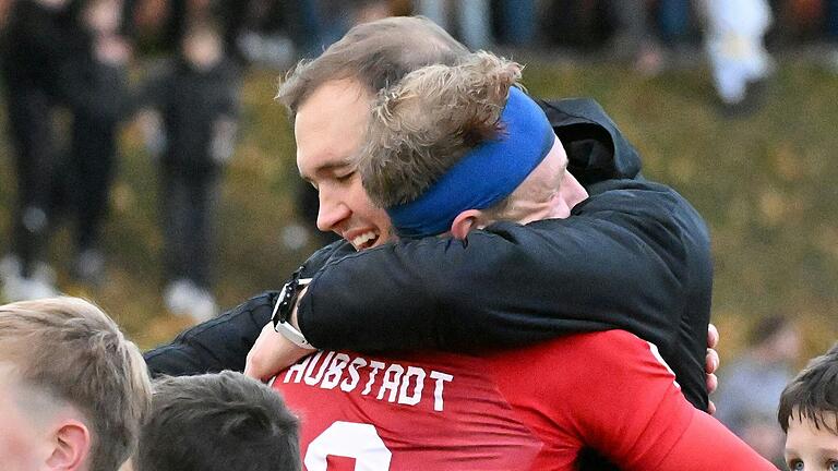 Julian Grell, der Trainer des TSV Aubstadt (links), umarmt nach dem 1:0-Sieg über den FC 05 Schweinfurt Steffen Behr.