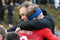 Julian Grell, der Trainer des TSV Aubstadt (links), umarmt nach dem 1:0-Sieg über den FC 05 Schweinfurt Steffen Behr.