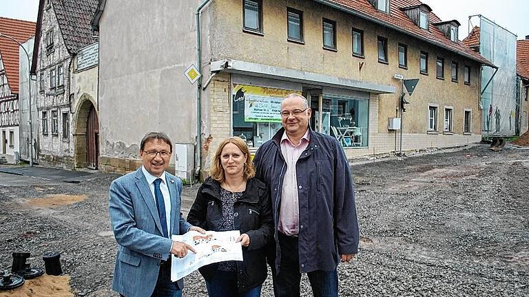 An der Ecke Becken-/Kettenstraße (rechts) bauen Barbara und Markus Brückel einen neues Wohn- und Geschäftshaus. Aus drei Grundstücken wird nach Abriss der maroden Gebäude ein Areal und ein Schandfleck verschwindet. Links der erfreute Bürgermeister Friedel Heckenlauer. An der Ecke Becken-/Kettenstraße (rechts) bauen Barbara und Markus Brückel einen neues Wohn- und Geschäftshaus. Aus drei Grundstücken wird nach Abriss der maroden Gebäude ein Areal und ein Schandfleck verschwindet. Links der erfreute Bürgermeister Friedel Heckenlauer.