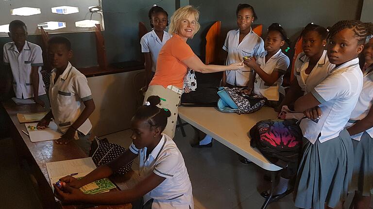 Luzia Schmitt (Mitte) verteilt Geschenke an Mädchen der Schule in Carrefour. Sie reiste schon kurze Zeit nach dem Erdbeben erstmals nach Haiti.