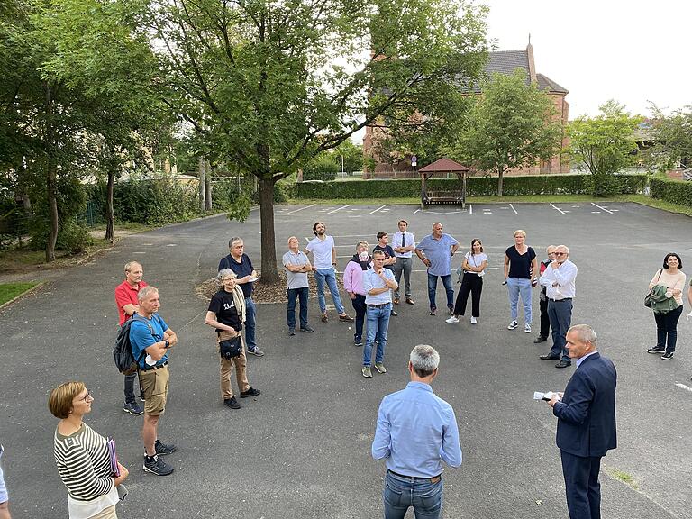 Eignet sich der Platz vor der Kita für einen Neubau? Nein, so Andreas Burk vom Bauamt, der Platz sei zu klein.