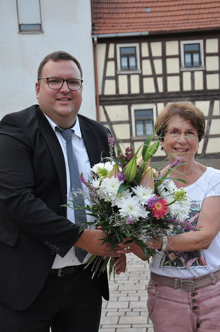 Christel Teinzer war 24 Jahre lang Stadträtin in Hofheim. Dafür ehrte sie Alexander Bergmann mit einem Blumenstrauß.