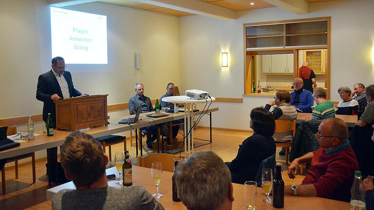 Nicht ganz 30 Interessierte folgten der Einladung zur Bürgerversammlung des Bürgermeisters Michael Hombach ins Pfarr- und Gemeindezentrum. Nicht ganz 30 Interessierte folgten der Einladung zur Bürgerversammlung des Bürgermeisters Michael Hombach ins Pfarr- und Gemeindezentrum.
