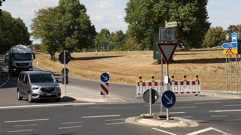 Die Sperrung der B 286 zwischen der Anschlussstelle Gerolzhofen-Süd (im Bild) und Neuses am Sand wird nach Angaben des Staatlichen Bauamts nochmals eine Woche länger dauern, als zuletzt geplant, nämlich bis 23. Dezember.