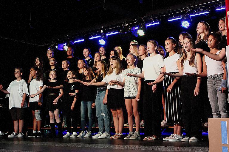 Der Schülerchor gab mit seinen Beiträgen einen Einblick in den vielfältigen musikalischen Bereich an der Schule.