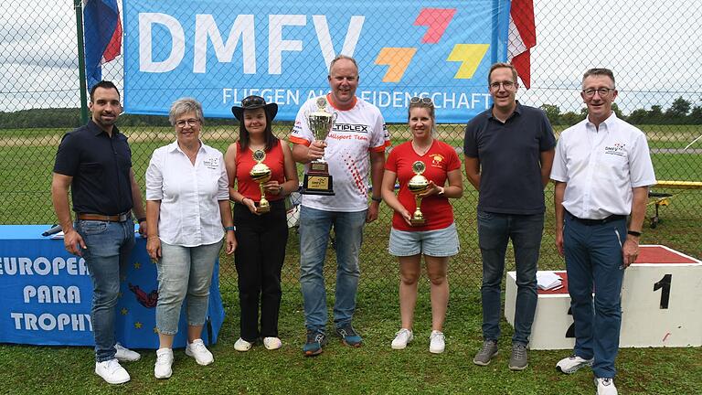Pieter Visser aus den Niederlande verteidigte seinen Titel als Deutscher Meister im RC-Fallschirmzielspringen (Mitte). In der Damenwertung siegte Laura Klaile (Dritte von rechts) und Jugendmeisterin wurde Leonie Timmer (Dritte von links). Zu den Gratulanten zählten Bürgermeister Michael Werner (links) und daneben DMFV-Sportreferentin Susanne Klaile, IMS-Vorstand Thomas Limpert (Zweiter von rechts) sowie DMFV-Sportreferent Michael Knappe (rechts). Pieter Visser aus den Niederlande verteidigte seinen Titel als Deutscher Meister im RC-Fallschirmzielspringen (Mitte). In der Damenwertung siegte Laura Klaile (Dritte von rechts) und Jugendmeisterin wurde Leonie Timmer (Dritte von links). Zu den Gratulanten zählten Bürgermeister Michael Werner (links) und daneben DMFV-Sportreferentin Susanne Klaile, IMS-Vorstand Thomas Limpert (Zweiter von rechts) sowie DMFV-Sportreferent Michael Knappe (rechts).