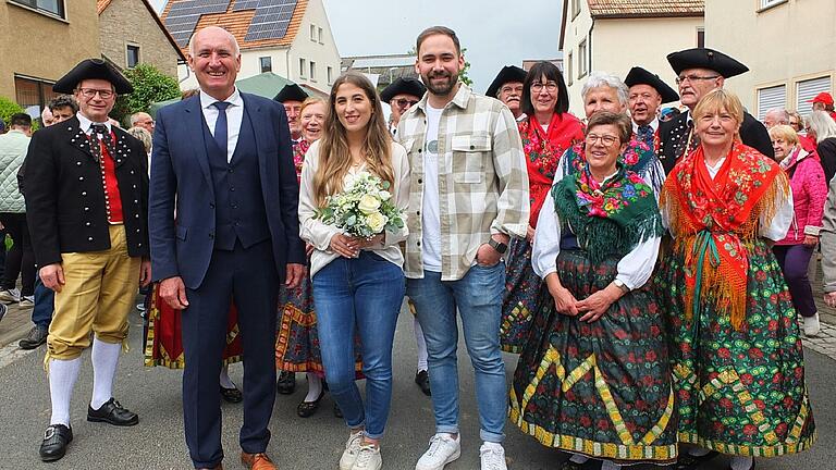 Leah Eckstein und Julian Öhrlein ertanzten sich beim Allersheimer Pärlesmarkt inmitten der Trachtentanzgruppe Eßfeld die kostenlose Trauung. Glückwünsche und den Blumenstrauß gab es von Bürgermeister Helmut Krämer. Leah Eckstein und Julian Öhrlein ertanzten sich beim Allersheimer Pärlesmarkt inmitten der Trachtentanzgruppe Eßfeld die kostenlose Trauung. Glückwünsche und den Blumenstrauß gab es von Bürgermeister Helmut Krämer.