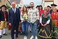 Leah Eckstein und Julian Öhrlein ertanzten sich beim Allersheimer Pärlesmarkt inmitten der Trachtentanzgruppe Eßfeld die kostenlose Trauung. Glückwünsche und den Blumenstrauß gab es von Bürgermeister Helmut Krämer.