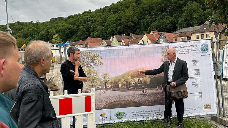 So könnte das neugestaltete Mainufer in Marktbreit aussehen, wie es Bürgermeister Harald Kopp (rechts) den Stadträten Maximilian Zink, Volker Iglhaut und Planer Christoph Lamprecht (von links) beim Ortstermin erläuterte. So könnte das neugestaltete Mainufer in Marktbreit aussehen, wie es Bürgermeister Harald Kopp (rechts) den Stadträten Maximilian Zink, Volker Iglhaut und Planer Christoph Lamprecht (von links) beim Ortstermin erläuterte.