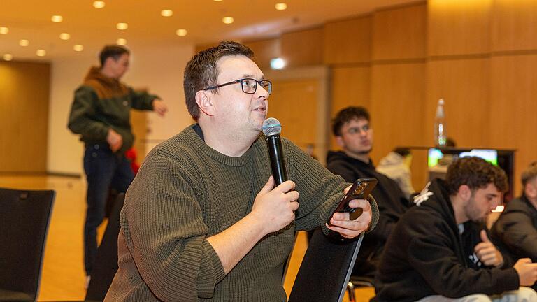 Moderator Peter Schwab, früher unter dem Alias 'petkus' als E-Sportler bekannt, sieht im Bereich Gaming große Chancen für Vereine. Moderator Peter Schwab, früher unter dem Alias 'petkus' als E-Sportler bekannt, sieht im Bereich Gaming große Chancen für Vereine. 
