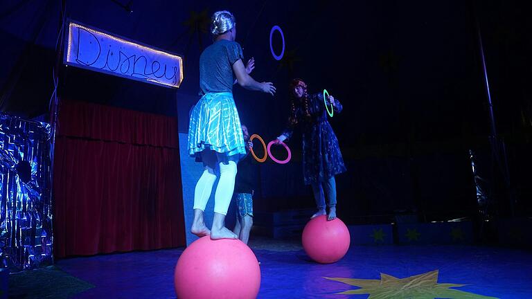Seit vielen Jahren begeistert der Circus Wirbelwind kleine und große Zirkusfans im Landkreis Würzburg. Auch 2025 können Kinder und Jugendliche Zirkusluft schnuppern und selbst zu Künstlern, Akrobaten oder Fakiren werden. Seit vielen Jahren begeistert der Circus Wirbelwind kleine und große Zirkusfans im Landkreis Würzburg. Auch 2025 können Kinder und Jugendliche Zirkusluft schnuppern und selbst zu Künstlern, Akrobaten oder Fakiren werden.