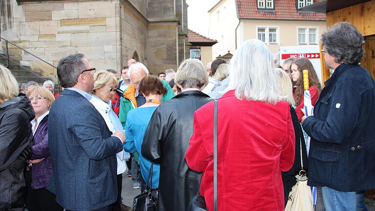 Ungeteilte Begeisterung war in der Gruppe der gelben Bändchen bei der Premiere des Wandeltheaters 'Du musst dran glauben - Luther, Echter un Gerolzhofen' zu spüren. Kulisse, Schauspieler, Inszenierung und Inhalte - alles swar stimmig bis ins Kleinste.