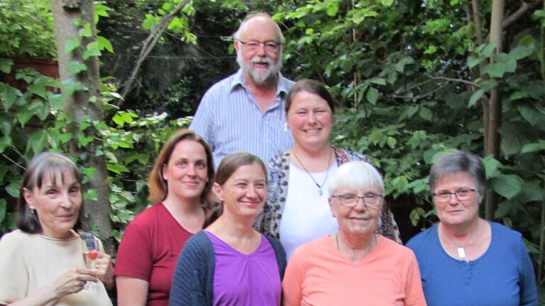 Die Mitarbeiter des Eine-Welt-Arbeitskreises (von links): Karoline Schormayer, Angelika Feser, Roswitha Skraballa, Judith Mathiasch (in der zweiten Reihe), Sieglinde Pecht, Elke Schrapp, Ludwig Schrapp. Die Mitarbeiter des Eine-Welt-Arbeitskreises (von links): Karoline Schormayer, Angelika Feser, Roswitha Skraballa, Judith Mathiasch (in der zweiten Reihe), Sieglinde Pecht, Elke Schrapp, Ludwig Schrapp.