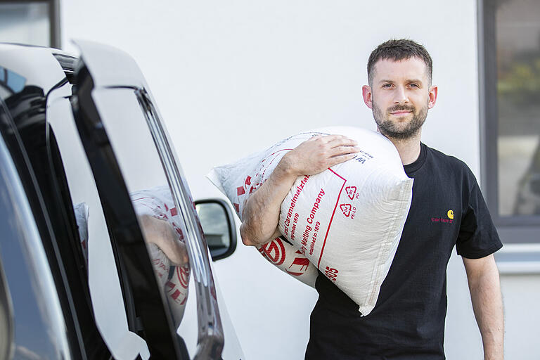 Handarbeit: Der Hobbybrauer Tim Zenglein schleppt einen Malzsack.