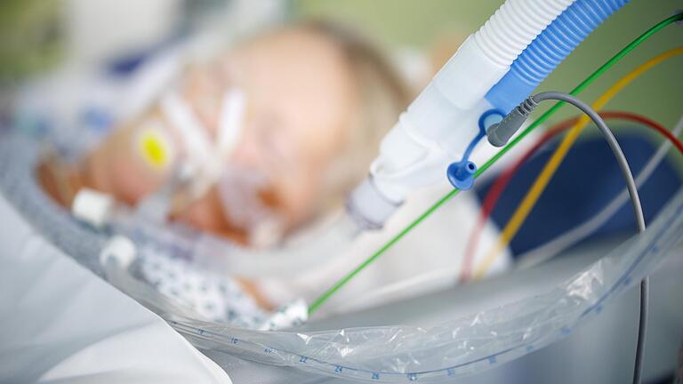 Am Dienstag ist die Lage der Kliniken in Main-Rhön relativ unverändert. Von den 112 zur Verfügung stehenden Intensivplätzen (Symbolbild) sind derzeit 39 mit Covid-Patienten belegt. Am Dienstag ist die Lage der Kliniken in Main-Rhön relativ unverändert. Von den 112 zur Verfügung stehenden Intensivplätzen (Symbolbild) sind derzeit 39 mit Covid-Patienten belegt.