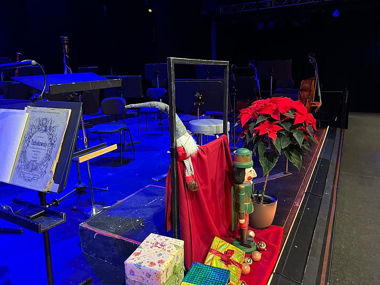 Hinter dem Dirigentenpult starrt der Nussknacker grimmig in den Saal.