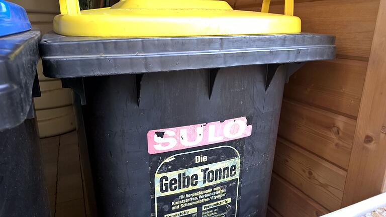 Die Gelbe Tonne kann sogar schwarz sein wie auf unserem Archivbild. Wie genau sie im Landkreis Rhön-Grabfeld aussehen wird, zeigt sich schon 2024. Die Gelbe Tonne kann sogar schwarz sein wie auf unserem Archivbild. Wie genau sie im Landkreis Rhön-Grabfeld aussehen wird, zeigt sich schon 2024.