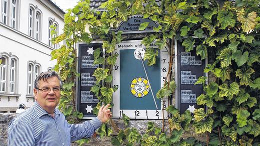 Zeit-Spezialist: Helmut Cerdini kümmert sich um die 30 Sonnenuhren in Röttingen.