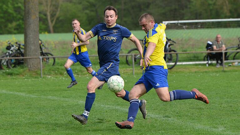 Alexander Stelli (rechts) unterlag mit Fortuna 96 Schweinfurt im Kellerduell der A-Klasse Schweinfurt 1 knapp dem TSV Grafenrheinfeld II (links Max Breitenbach) mit 3:4.