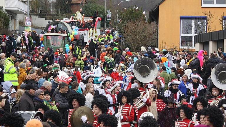 Bunt und fröhlich ging es wieder zu beim Retzbacher Faschingszug. Nur ein Autofahrer war wegen einer Straßensperrung nicht so gut drauf.