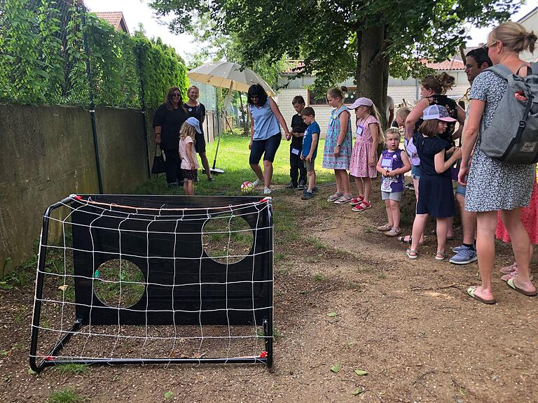 Auf dem Spielplatz des Kindergartens versuchten Eltern und Kinder, mit dem Ball in die Torwand zu treffen.