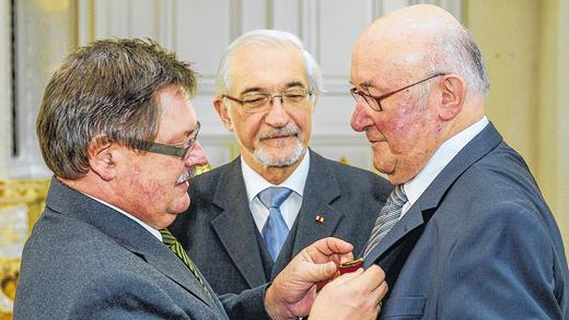 Ausgezeichnet: Staatssekretär Gerhard Eck (links) und Regierungspräsident Paul Beinhofer (rechts) ehrten Klaus Linsenmeyer.