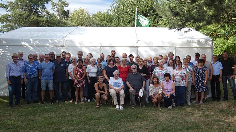 Der Vorsitzender der DJK Rütschenhausen, Bernhard Steinmetz (rechts), hatte alle Hände voll zu tun. Denn mehr als die Hälfte der 135 Mitglieder seiner DJK wurden beim Sommerfest und gleichzeitigen 40. Geburtstag für ihre langjährige Vereinstreue ausgezeichnet.