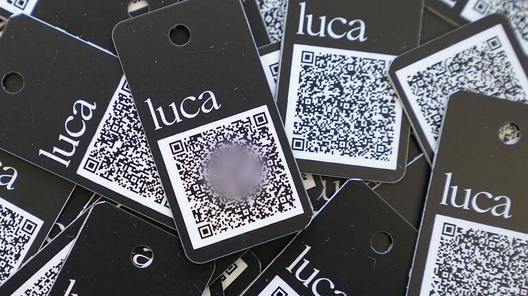 Diese Schlüsselanhänger mit QR-Code sollen ab 31. Mai bei Luca&nbsp; erhältlich sein. Damit sollen auch Menschen ohne Smartphone u.a. in Geschäften und Restaurants ihre Kontaktdaten hinterlegen können.