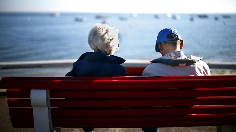 Die Deutschen werden immer älter: Und je älter sie werden, desto mehr Geld brauchen sie im Alter. Wird die Rente also für den Ruhestand reichen?