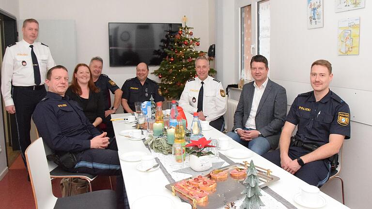 Eine gute Stimmung herrschte in der Polizeiinspektion Mellrichstadt während der Stippvisite von Sandro Kirchner (Zweiter von rechts) beim Inspektionsleiter Thomas Reubelt (Dritter von rechts) und seinen Mitarbeiterinnen und Mitarbeitern.