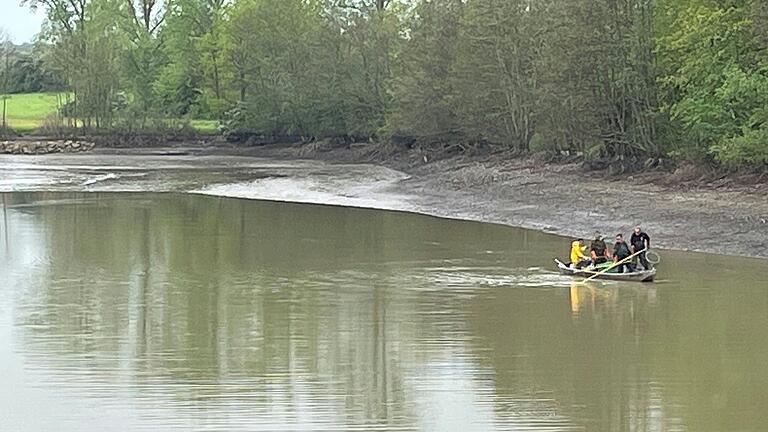 Rund 200 Kilo Fische holte der Fischereifachverband Unterfranken beim Abfischen des Vorsees am Montag aus dem Wasser. Das Becken soll als eine der letzten Maßnahmen des Sanierungsprojektes am Ellertshäuser See entschlammt und das Abflussbauwerk technisch aufgerüstet werden. Rund 200 Kilo Fische holte der Fischereifachverband Unterfranken beim Abfischen des Vorsees am Montag aus dem Wasser. Das Becken soll als eine der letzten Maßnahmen des Sanierungsprojektes am Ellertshäuser See entschlammt und das Abflussbauwerk technisch aufgerüstet werden.