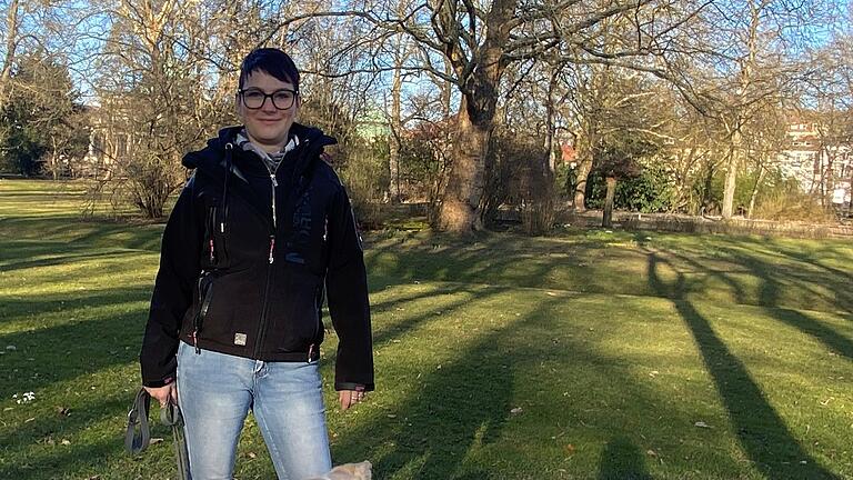Nadine Schramm auf einem Sparziergang mit ihrer Hündin Luna - Nadine Schramm auf einem Sparziergang mit ihrer Hündin Luna Nadine Schramm auf einem Sparziergang mit ihrer Hündin Luna - Nadine Schramm auf einem Sparziergang mit ihrer Hündin Luna