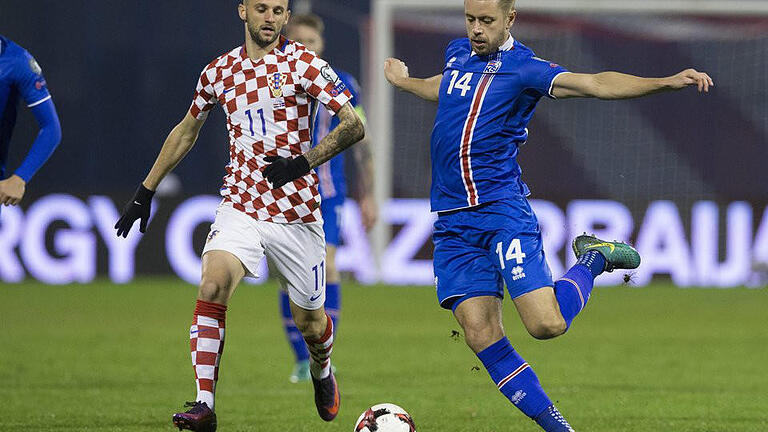 Matchwinner       -  Kroatiens Marcelo Brozovic (l) schoss beide Tore beim 2:0 gegen Island. Foto: Antonio Bat