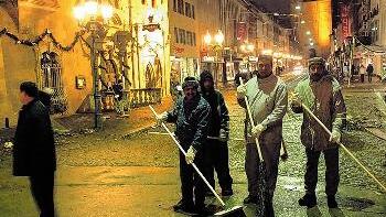 Helfer der Ahmadiyya-Gemeinschaft werden dieses       -  Helfer der Ahmadiyya-Gemeinschaft werden dieses Jahr bereits zum
7. Mal beim Saubermachen in der Silvesternacht dabei sein. ARCHIVBILD