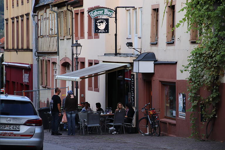 Das Bajazzo ist eine wahrlich kleine Szene-Kneipe. Pächter Ismail würde sie gerne um den Kellerraum des Hotels Krone erweitern. Doch wie das Fahrrad auf dem Foto den Eingang zur Tür versperrt, stehen der Verwirklichung dieses Traums amtliche und baurechtliche Probleme im Weg.