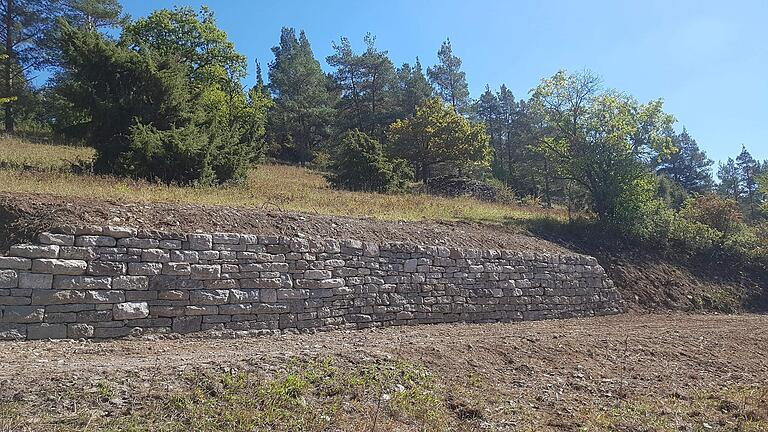 Eine sanierte Trockenmauer in Deubach: Trockenmauern sind ästhetisch kunstvolle Gestaltungselemente, Bauwerke und Lebensräume für Jahrhunderte.