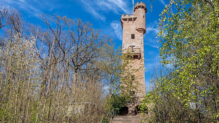 Der Aussichtsturm und die bewirtschaftete Gaststätte „Biergarten Wanderheim“ stehen inmitten eines mittelalterlichen Ringwalls mit dem Namen „Heuneburg“. Der 22 Meter hohe Klingenberger Aussichtsturm wurde 1903 als Projekt für den Tourismus errichtet. Oben angekommen hat man einen tollen Ausblick ins Maintal.