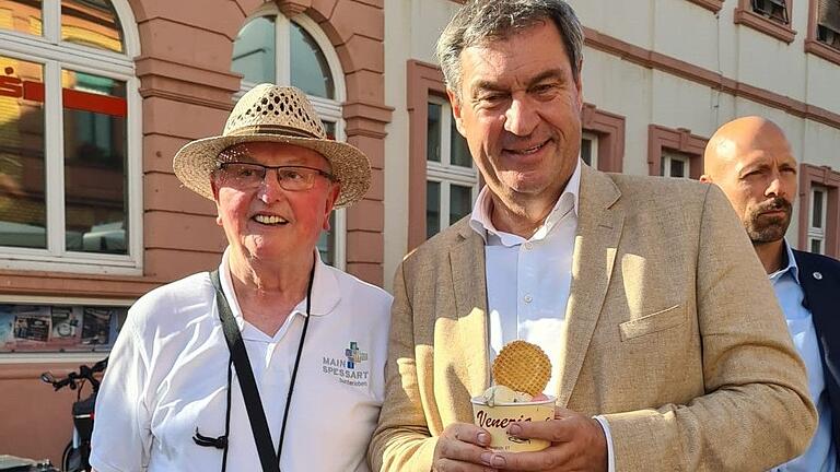 Richard Krebs (von links), Altbürgermeister von Bischbrunn, mit Ministerpräsident Markus Söder, der vergangene Woche&nbsp; den Landkreis Main-Spessart besuchte.&nbsp; Bei dieser Gelegenheit übergab Krebs ein Schreiben gegen das Biosphärenreservat Spessart.