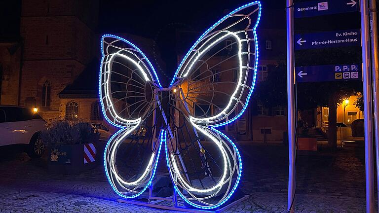 Nachts verwandelt sich der Marktplatz in Gerolzhofen in einen strahlenden Schmetterling. Noch wird es aber etwas dauern, bis das Areal schöner und zugleich sicherer gestaltet wird.&nbsp;