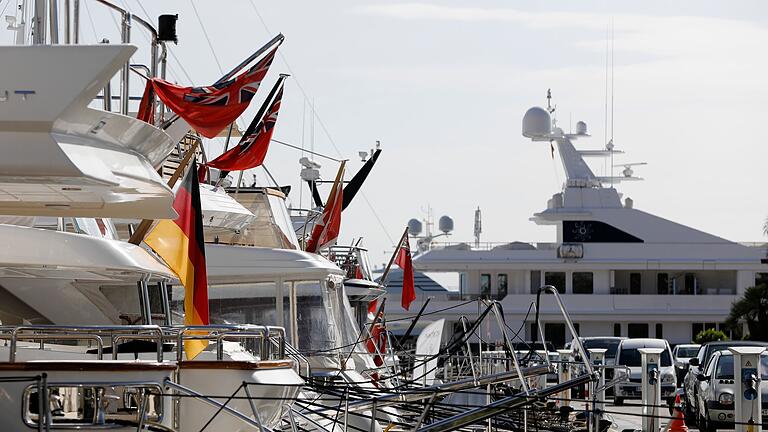 Luxus-Jachten auf Mallorca       -  Eine Motorjacht unter deutscher Flagge ist nach Polizeiangaben in einen tödlichen Unfall auf See verwickelt. (Symbolbild)