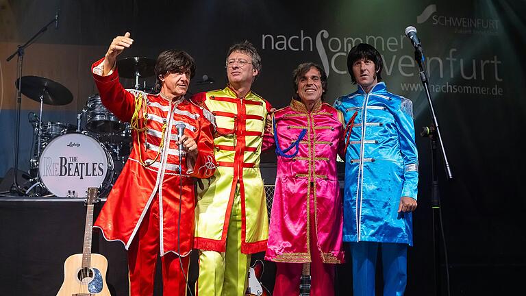 Outfitwechsel: Während der Show warfen sich die 'ReBeatles' in die Uniformen aus'Sgt. Pepper´s lonely hearts clubband'. Outfitwechsel: Während der Show warfen sich die 'ReBeatles' in die Uniformen aus'Sgt. Pepper´s lonely hearts clubband'.
