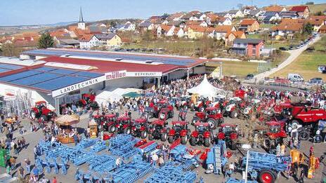 Im siebten Himmel der Landwirte: Die Frühjahrsmesse in Holzhausen von oben.