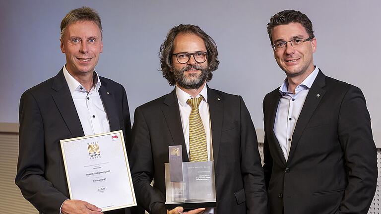 Gewinner in der Kategorie Umformtechnik (von links): Roland Müller vom Technischen Vertrieb, Geschäftsführer Manfred Roth und Vertriebsleiter Steffen Gauger. Gewinner in der Kategorie Umformtechnik (von links): Roland Müller vom Technischen Vertrieb, Geschäftsführer Manfred Roth und Vertriebsleiter Steffen Gauger.