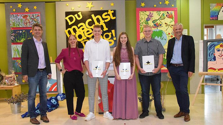 Mit Lobeshymnen wurde die 10 M der Udo-Lindenberg-Mittelschule bei der Abschlussfeier überschüttet. Auf dem Bild (von links) Michael Kraus, Melanie Dotzer, Klassensprecher Till Herbart, Klassenbeste Leni Baumgart, Schülersprecher Sebastian Kümmeth und Schulleiter Achim Libischer.