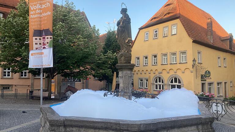 Der Brunnen am Volkacher Marktplatz war am Samstagmorgen voller Schaum.