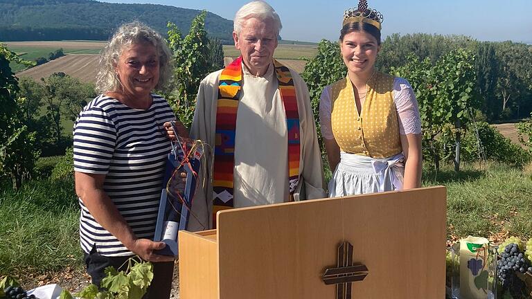 Doris Paul, Pfarrer Hans-Martin Oeters und&nbsp; Weinprinzessin Anna Stock.