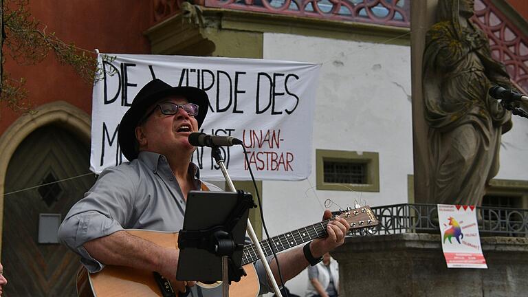 Mit Lieder der deutschen Demokratie- und der amerikanischen Bürgerrechtsbewegung begleitete Peter Wendel die Kundgebung auf dem Ochsenfurter Marktplatz. Mit Lieder der deutschen Demokratie- und der amerikanischen Bürgerrechtsbewegung begleitete Peter Wendel die Kundgebung auf dem Ochsenfurter Marktplatz.