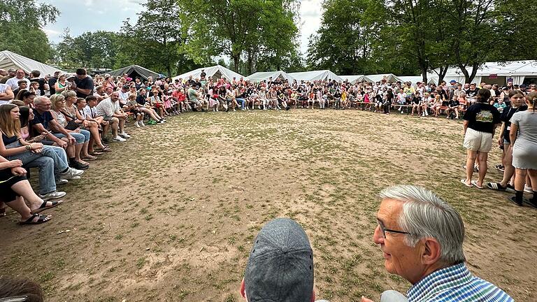 Zum Familiennachmittag waren zahlreiche Eltern, Geschwister und Großeltern gekommen, die schnell feststellten, dass ihre Kinder hier gut betreut sind. Zum Familiennachmittag waren zahlreiche Eltern, Geschwister und Großeltern gekommen, die schnell feststellten, dass ihre Kinder hier gut betreut sind.